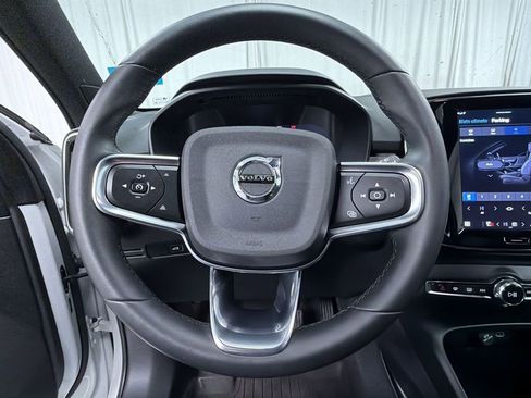 Used 2023 Volvo XC40 Recharge Ultimate image 13