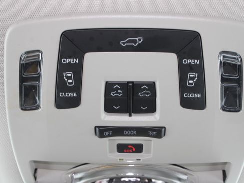 Used 2025 Toyota Sienna XLE image 12