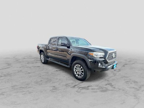 Used 2019 Toyota Tacoma TRD Off-Road image 2
