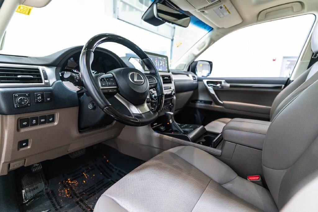 Used 2023 Lexus GX 460 Premium w/ Accessory Package AWD/4WD image 4