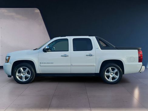 Used 2008 Chevrolet Avalanche LTZ w/ LTZ Preferred Equipment Group RWD image 2