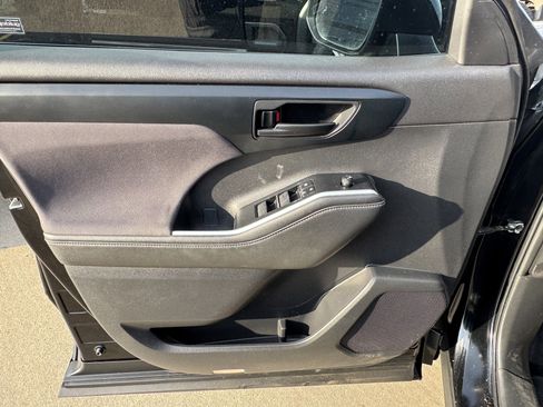 Used 2023 Toyota Highlander LE image 19