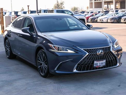 Used 2025 Lexus ES 300h w/ Premium Package FWD image 3
