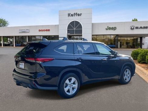 Used 2022 Toyota Highlander LE FWD image 6