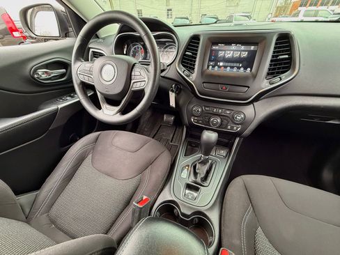 Used 2019 Jeep Cherokee Latitude w/ Popular Appearance Group image 3