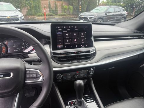 Used 2025 Jeep Compass Limited image 17