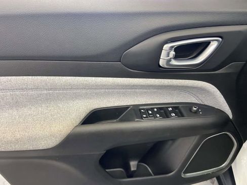 Used 2025 Jeep Compass Latitude image 17