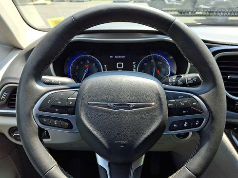 Used 2023 Chrysler Pacifica Touring-L FWD image 21