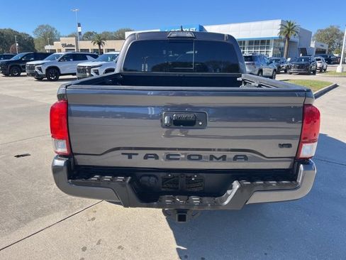 Used 2017 Toyota Tacoma TRD Sport image 5