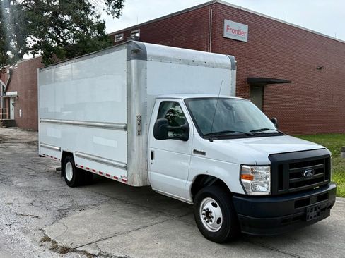 Used 2022 Ford E-350 and Econoline 350 Super Duty image 4