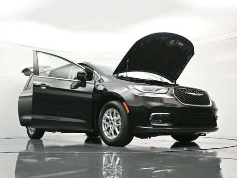 Certified 2023 Chrysler Pacifica Touring-L image 52
