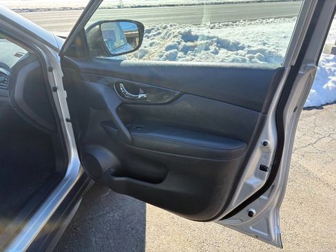 Used 2017 Nissan Rogue SV w/ SV Premium Package image 29