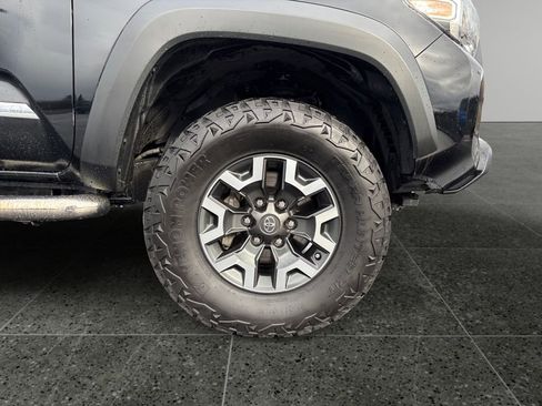 Used 2019 Toyota Tacoma TRD Off-Road w/ TRD Premium Off Road Package image 9