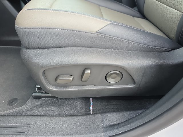 Used 2026 Chevrolet Equinox LT w/ Convenience Package II FWD image 17
