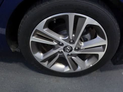 Used 2017 Hyundai Elantra Limited w/ Limited Tech Package 04 FWD image 17