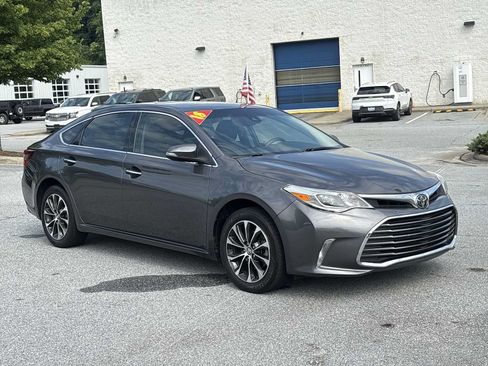 Used 2018 Toyota Avalon XLE Premium FWD image 4