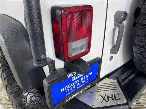 Used 2018 Jeep Wrangler Unlimited Rubicon w/ Connectivity Group image 19