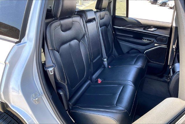 Used 2023 Jeep Grand Cherokee Limited w/ Black Appearance Package AWD/4WD image 26