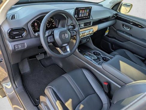 New 2025 Honda Pilot Touring image 3