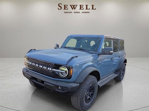 New 2025 Ford Bronco Outer Banks w/ Sasquatch Package image 1