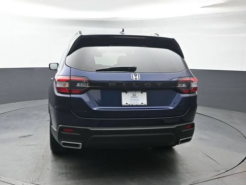Used 2025 Honda Pilot Sport image 5