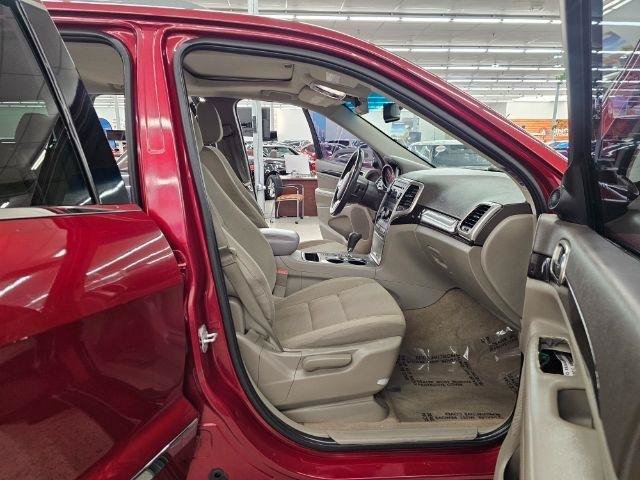 Used 2012 Jeep Grand Cherokee Laredo w/ Laredo E Group AWD/4WD image 10