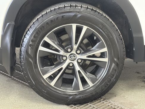 Used 2019 Toyota Highlander LE AWD/4WD image 6