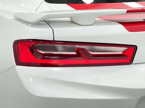 Used 2018 Chevrolet Camaro SS RWD image 33