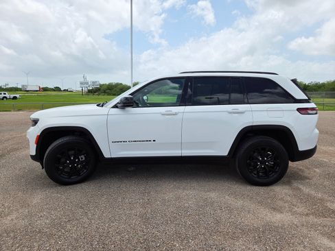 Used 2024 Jeep Grand Cherokee Altitude AWD/4WD image 4