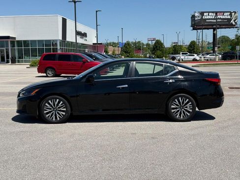 Used 2024 Nissan Altima 2.5 SV FWD image 2