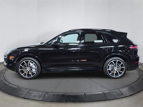 Used 2019 Porsche Cayenne Turbo image 2