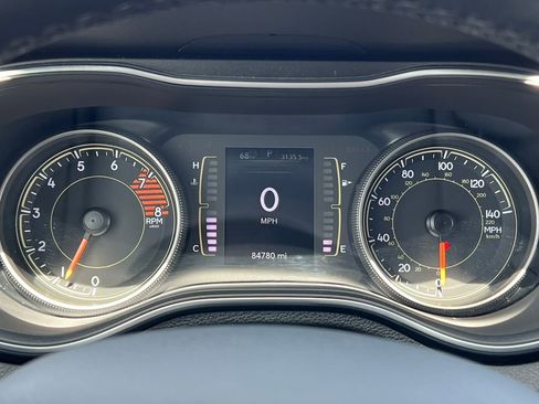 Used 2019 Jeep Cherokee Latitude Plus w/ Cold Weather Group AWD/4WD image 19