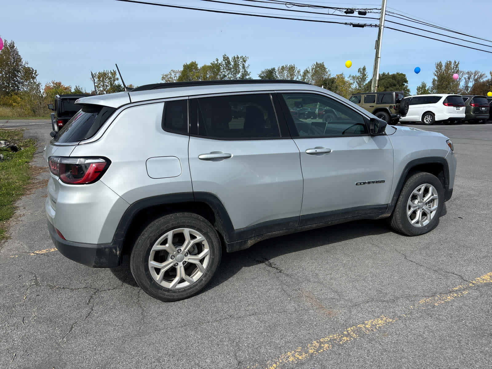 Used 2024 Jeep Compass Latitude w/ Convenience Group AWD/4WD image 4