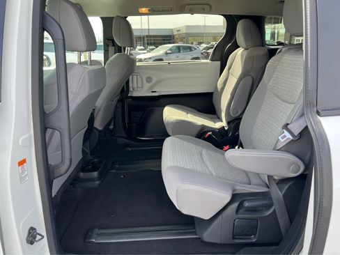 Used 2025 Toyota Sienna LE image 25
