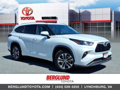 Used 2022 Toyota Highlander XLE AWD/4WD image 1
