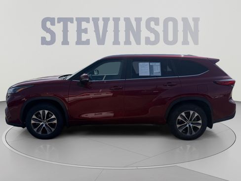 Used 2023 Toyota Highlander XLE AWD/4WD image 2