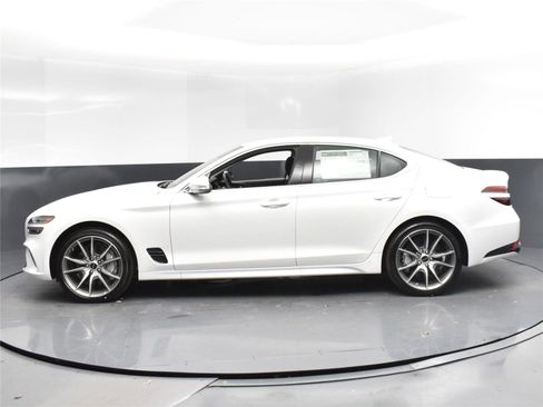 Used 2025 Genesis G70 2.5T image 3