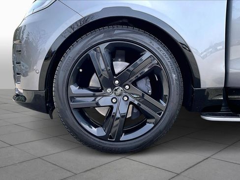 Used 2023 Land Rover Discovery S R-Dynamic image 11