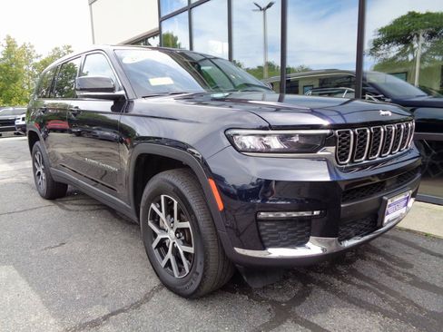 Used 2023 Jeep Grand Cherokee L Limited w/ Luxury Tech Group II AWD/4WD image 3