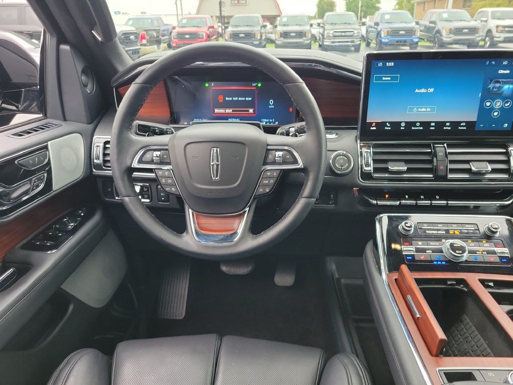 Certified 2023 Lincoln Navigator Reserve AWD/4WD image 12