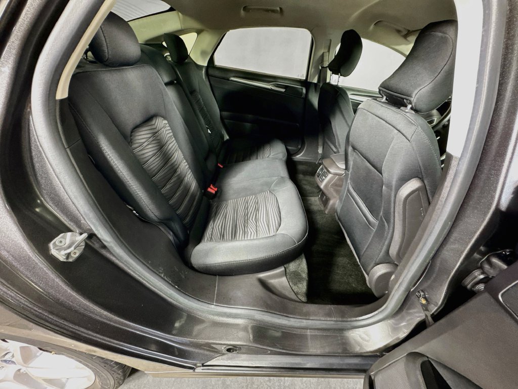 Used 2016 Ford Fusion SE FWD image 30