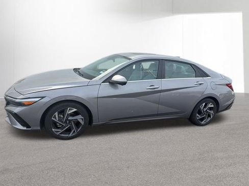 Used 2024 Hyundai Elantra Limited image 11