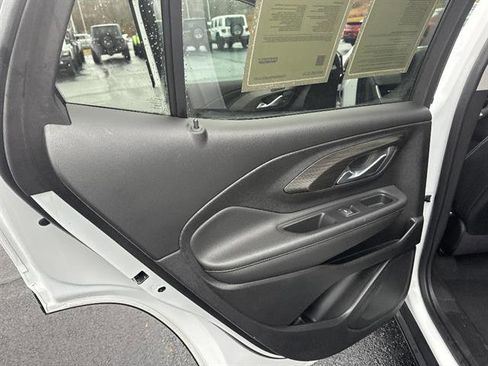 Used 2023 GMC Terrain SLT image 17