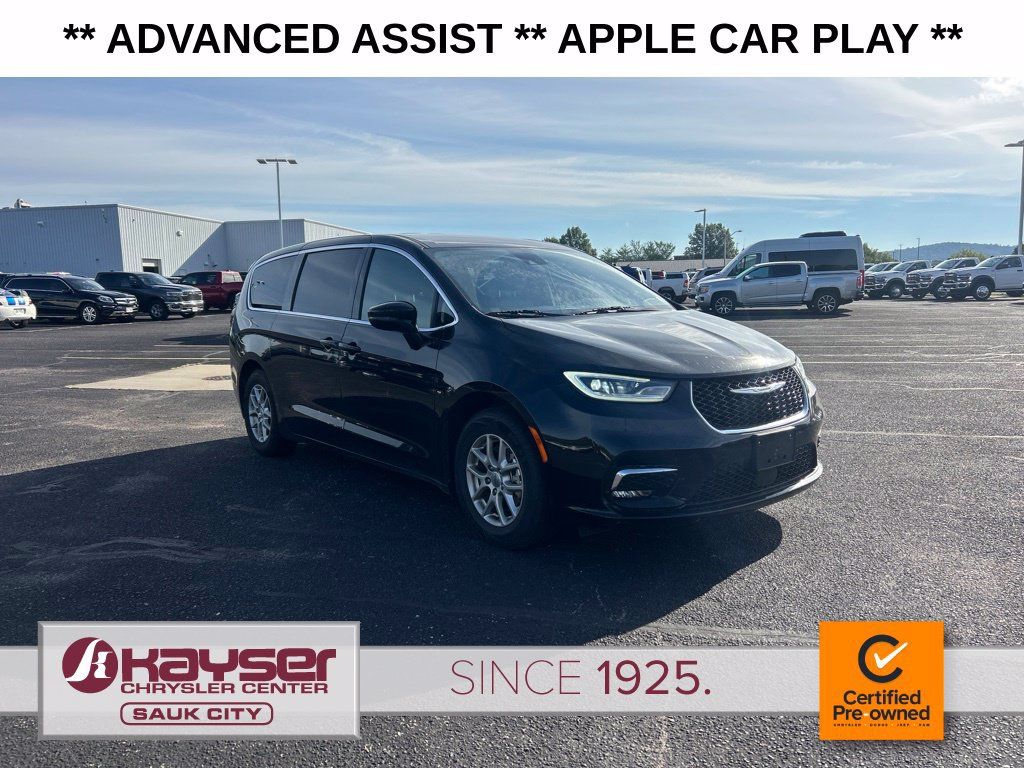Used 2025 Chrysler Pacifica Select FWD image 1