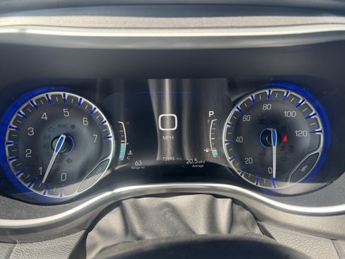 Used 2023 Chrysler Pacifica Touring-L FWD image 21