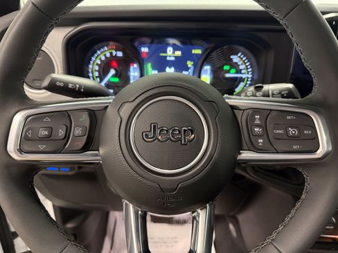 Used 2025 Jeep Wrangler Unlimited Sahara w/ Safety Group AWD/4WD image 14