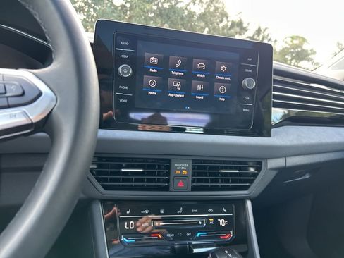 Used 2025 Volkswagen Jetta SE w/ Sunroof Package image 32