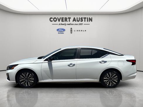 Used 2025 Nissan Altima 2.5 SV FWD image 3