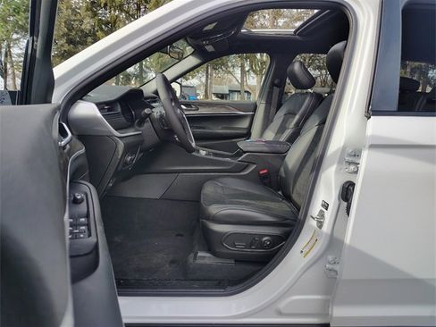 New 2026 Jeep Grand Cherokee Laredo image 2