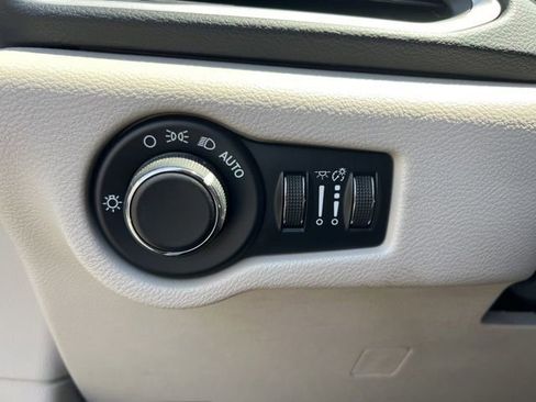 Used 2017 Chrysler Pacifica Touring image 10